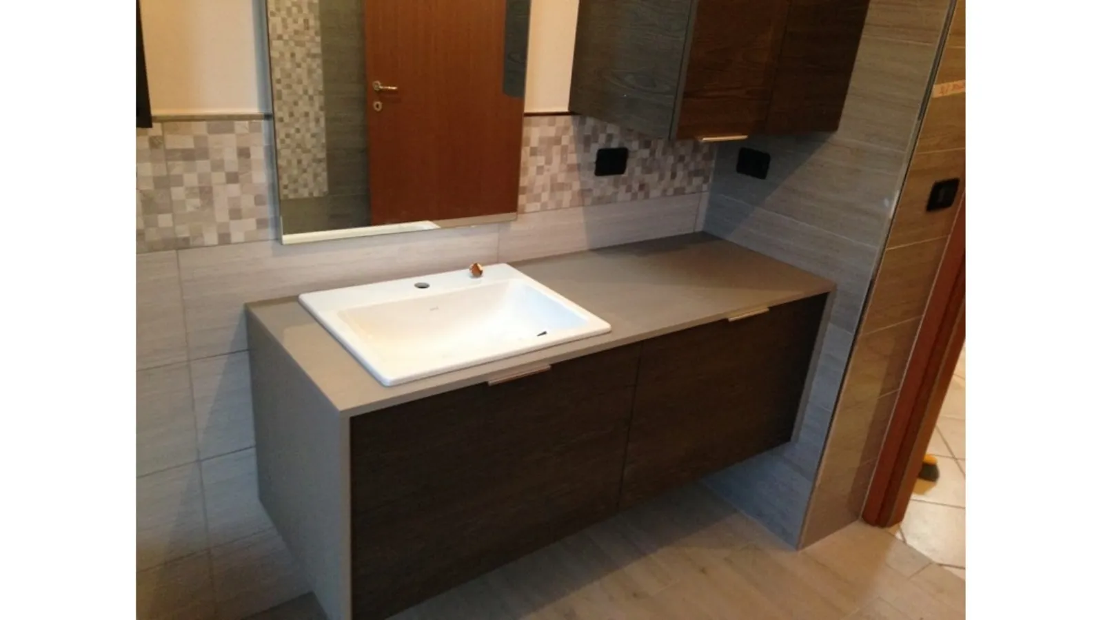 Spazio Arredo Bagno Verona.Bagno Moderno Coppia Ragazzi Giovane