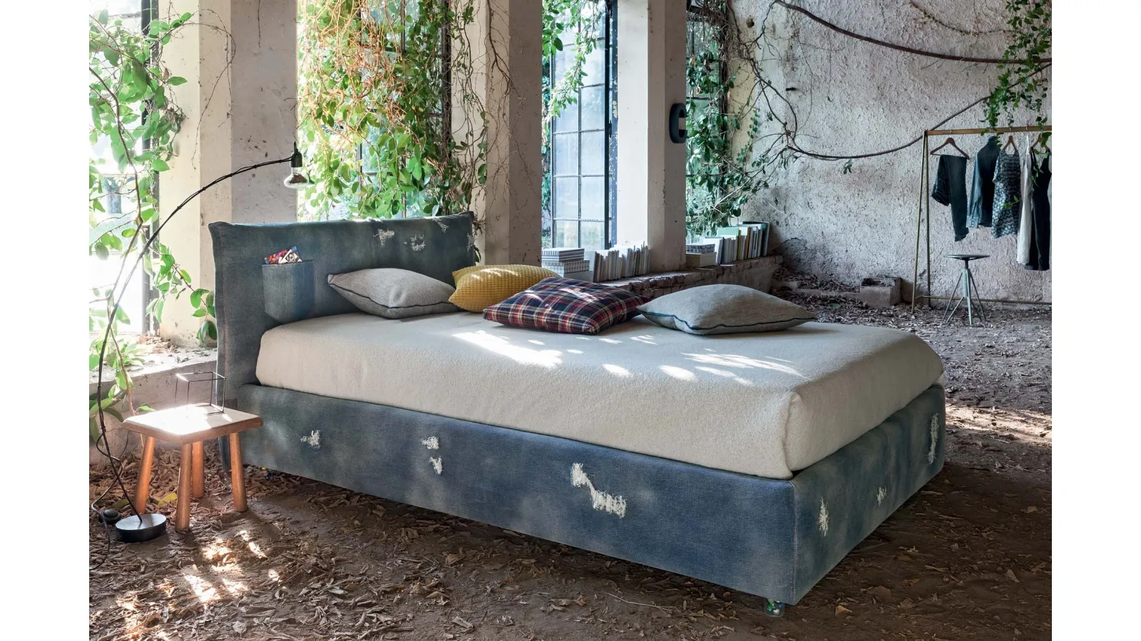 Letto con testiera rivestito in Denim stramato con piedini trasparenti con biglie all'interno Twin Line di Veneran