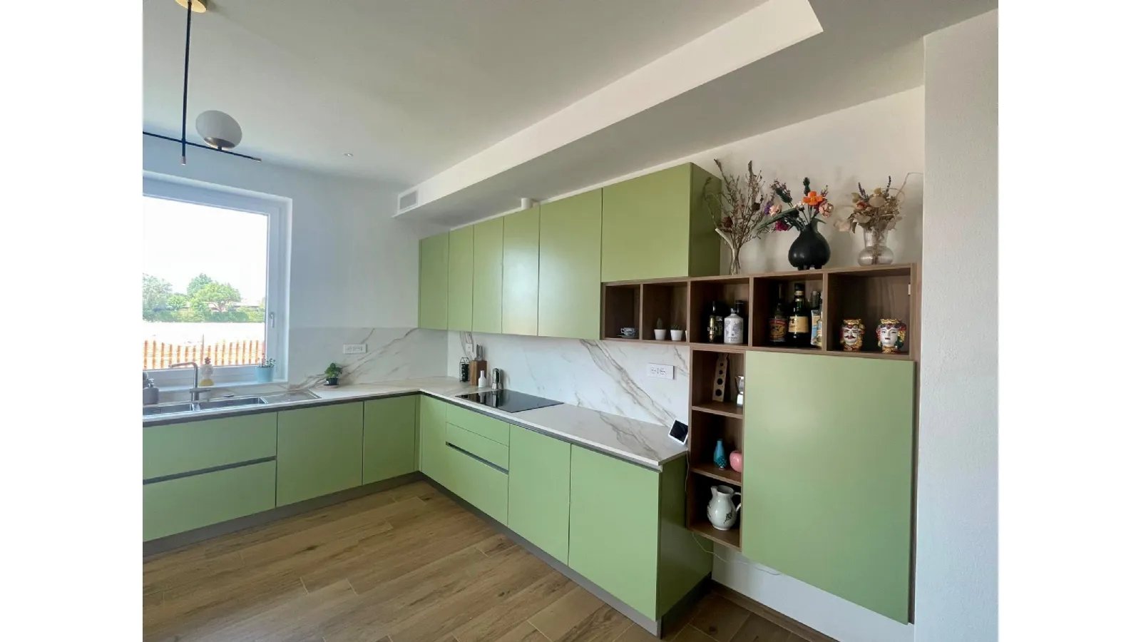 Cucina Verde e inserti legno