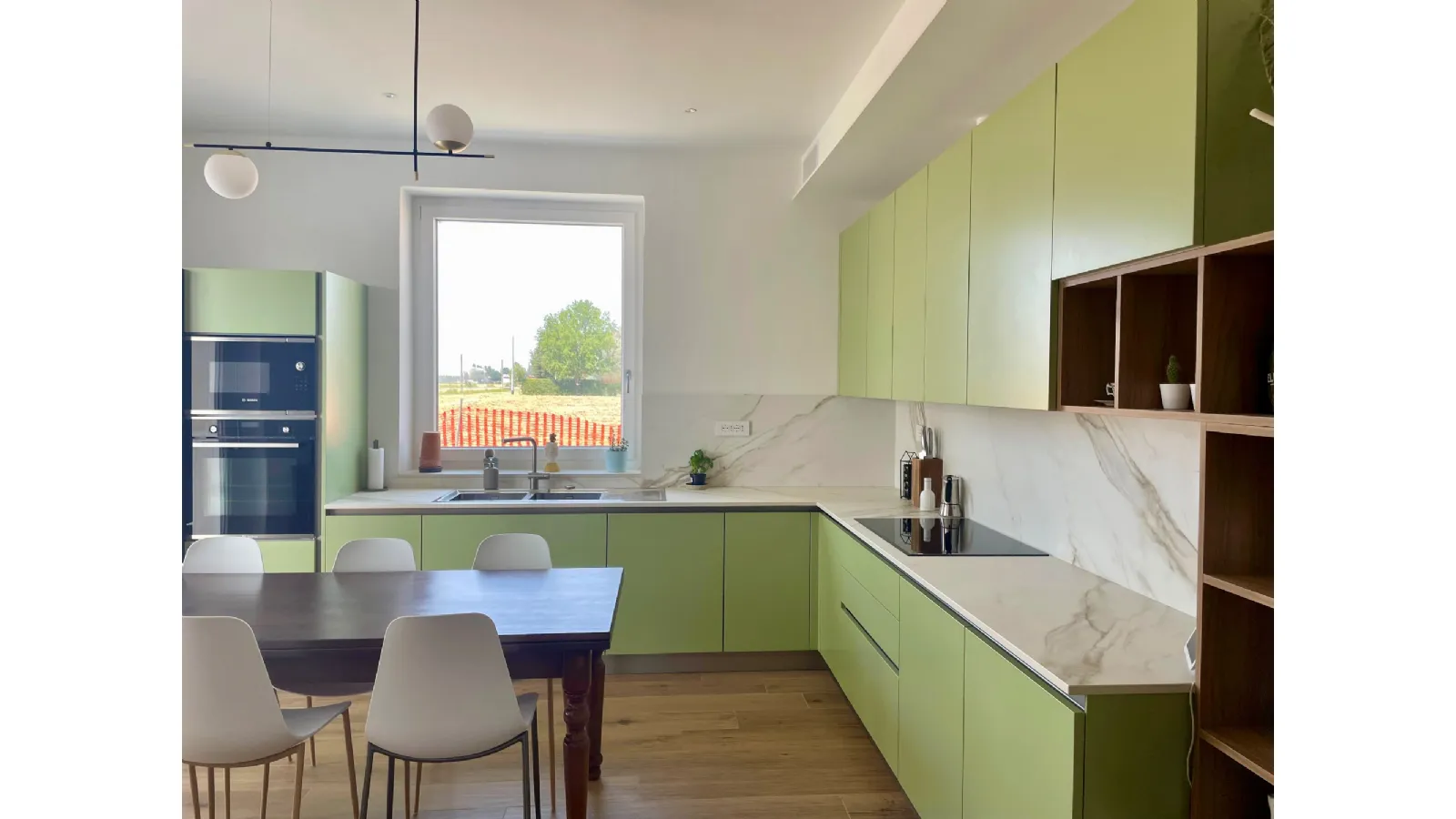 Cucina Verde e inserti legno